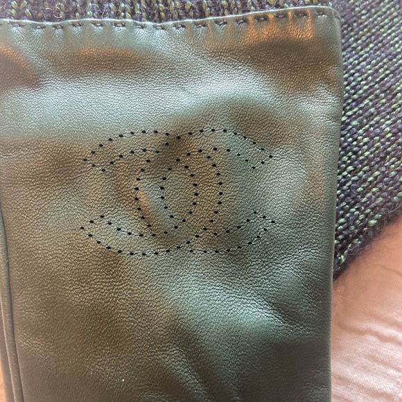 Chanel women’s Lambskin Gloves. NWOT - Picture 2 of 12